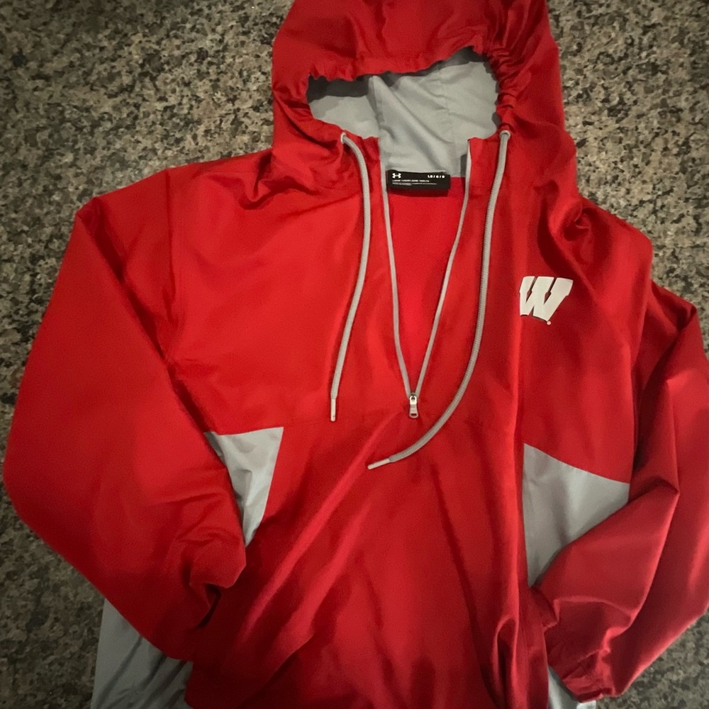Under Armour Wisconsin’s Badger men’s pullover size medium